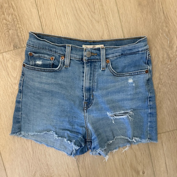 Levi’s High Rise Shorts - Picture 2 of 2